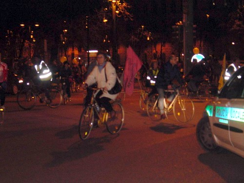 Ciclisti la sera in piazza Cairoli