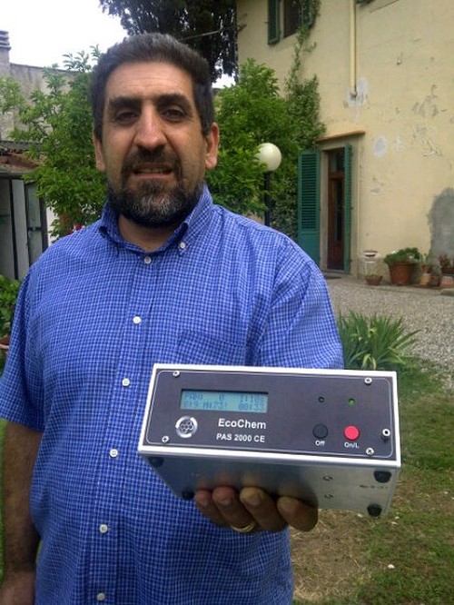 Carmine Campana, nel 2011 responsabile della Casa per la Pace. In mano ha l'analizzatore di IPA (idrocarburi policiclici aromatici) che ha portato PeaceLink. L'analizzatore certifica "zero ipa", il ch