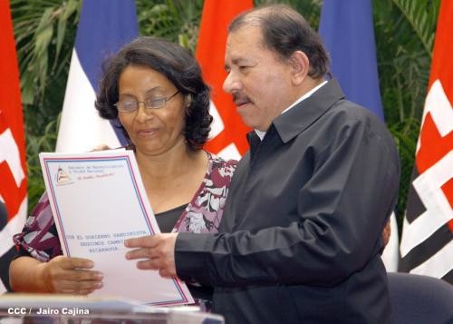 Daniel Ortega consegna titoli di proprietà (Foto CCC - Jairo Cajina)