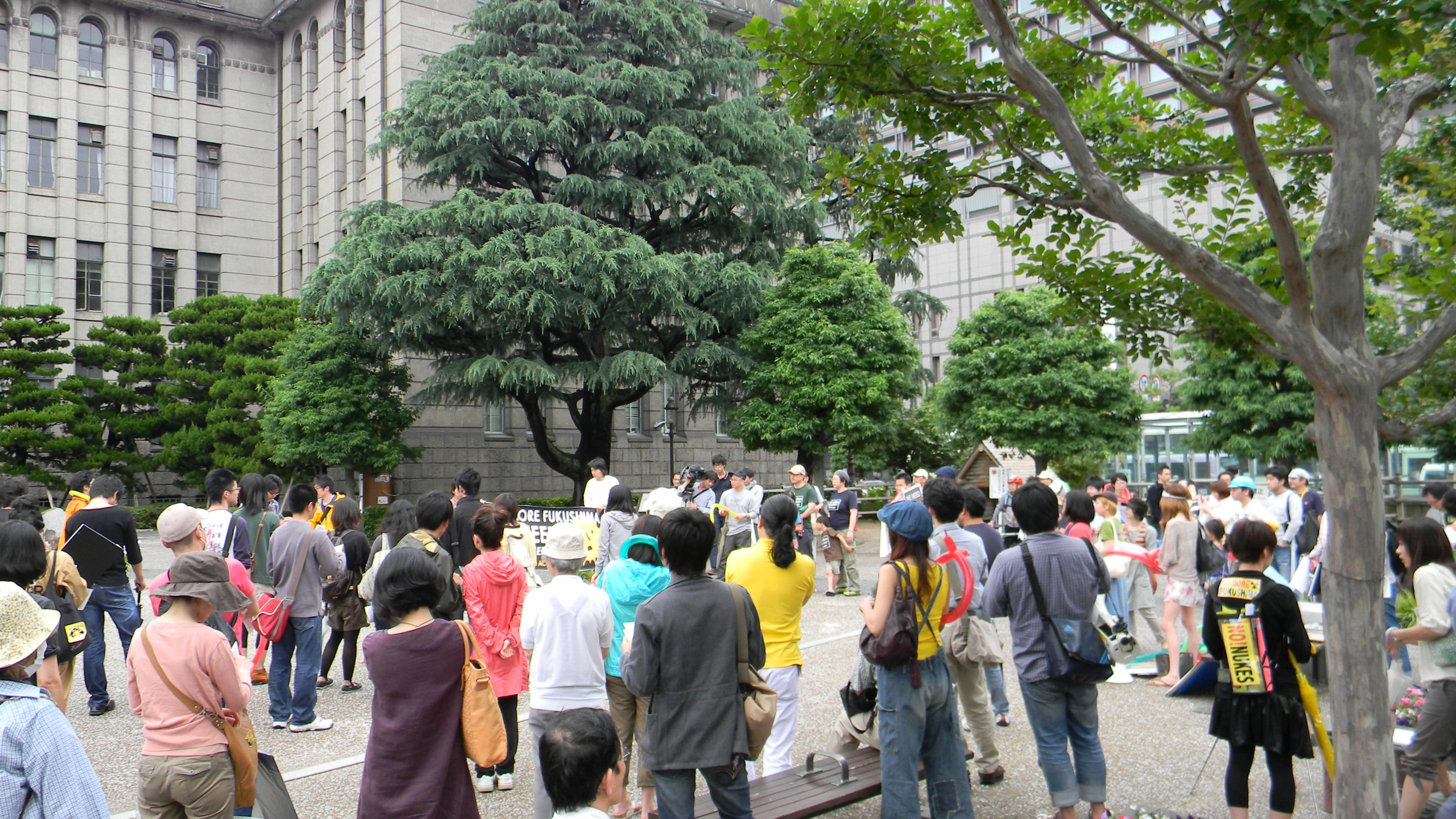 Addio al nucleare @ Kyoto 11 giugno 2011  davanti al municipio: cominciano ad arrivare i partecipanti al corteo