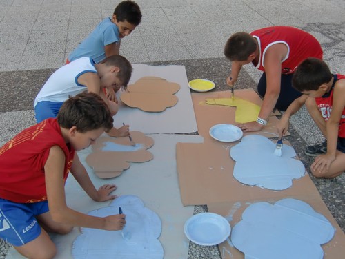 Bambini al lavoro durante il progetto ideato dal Comitato "Donne per Taranto"