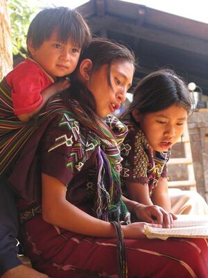 Guatemala. Ragazzi di Nebaj, nella regione del Quiché di lingua Ixil. Per le comunità Maja non è facile far rispettare i loro diritti costituzionali sul territorio, ignorati dal governo e dall'impresa ENEL costruttrice della centrale di Palo Viejo