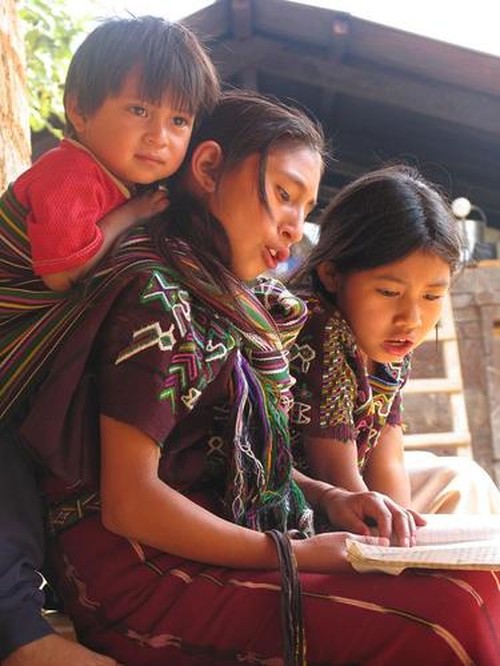 Deboli che resistono ai più forti nel mondo. Guatemala: ragazzi di Nebaj, nella regione del Quiché di lingua Ixil. Per le comunità Maja non è facile far rispettare i loro diritti costituzionali sul territorio, ignorati dal governo e dall'impresa ENEL, costruttrice dal 2009 della centrale di Palo Viejo