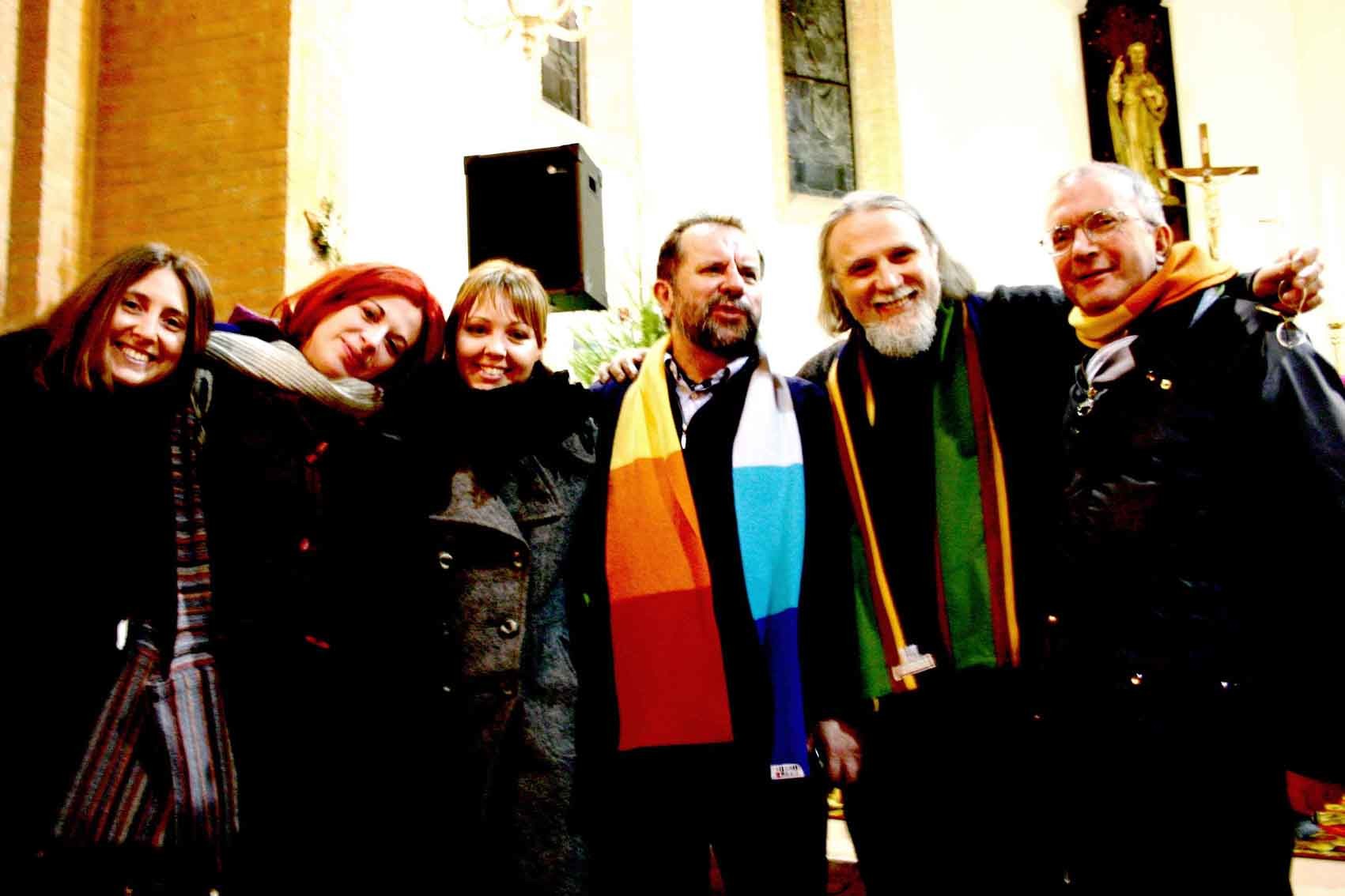Padre Giorgio, Moni Ovadia, don Giuliano con alcuni amici