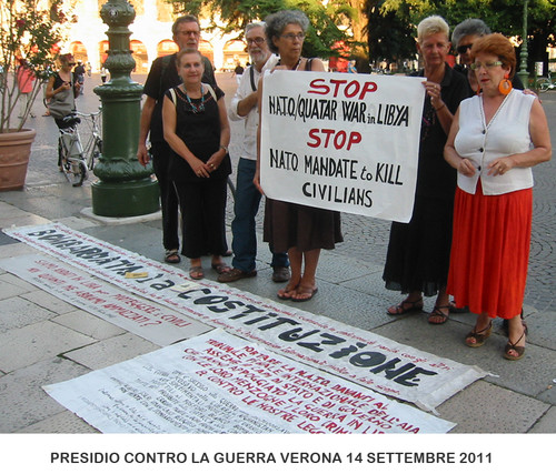 Verona, piazza Bra' 14 settembre 2011, "Stop alla guerra in Libia". Promotori: Donne in Nero, Presidio di Palazzo Carli contro la Guerra.