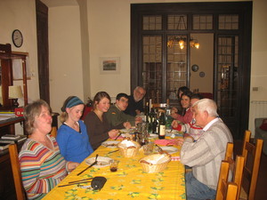 Barbara Ausseler con Clara , Givanni Scudieri, momento di convivialità alla Casa per la Pace