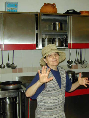 Cornelia Rota, della Comunità Santa Maria delle Grazie , autrice delle vetrate artistiche e dell'icona della madonna della Cappella della Casa per la Pace - anno 2004