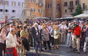 Roma 29 settembre 2011, piazza del Pantheon. Torna in discussione la legge bavaglio, si torna a manifestare