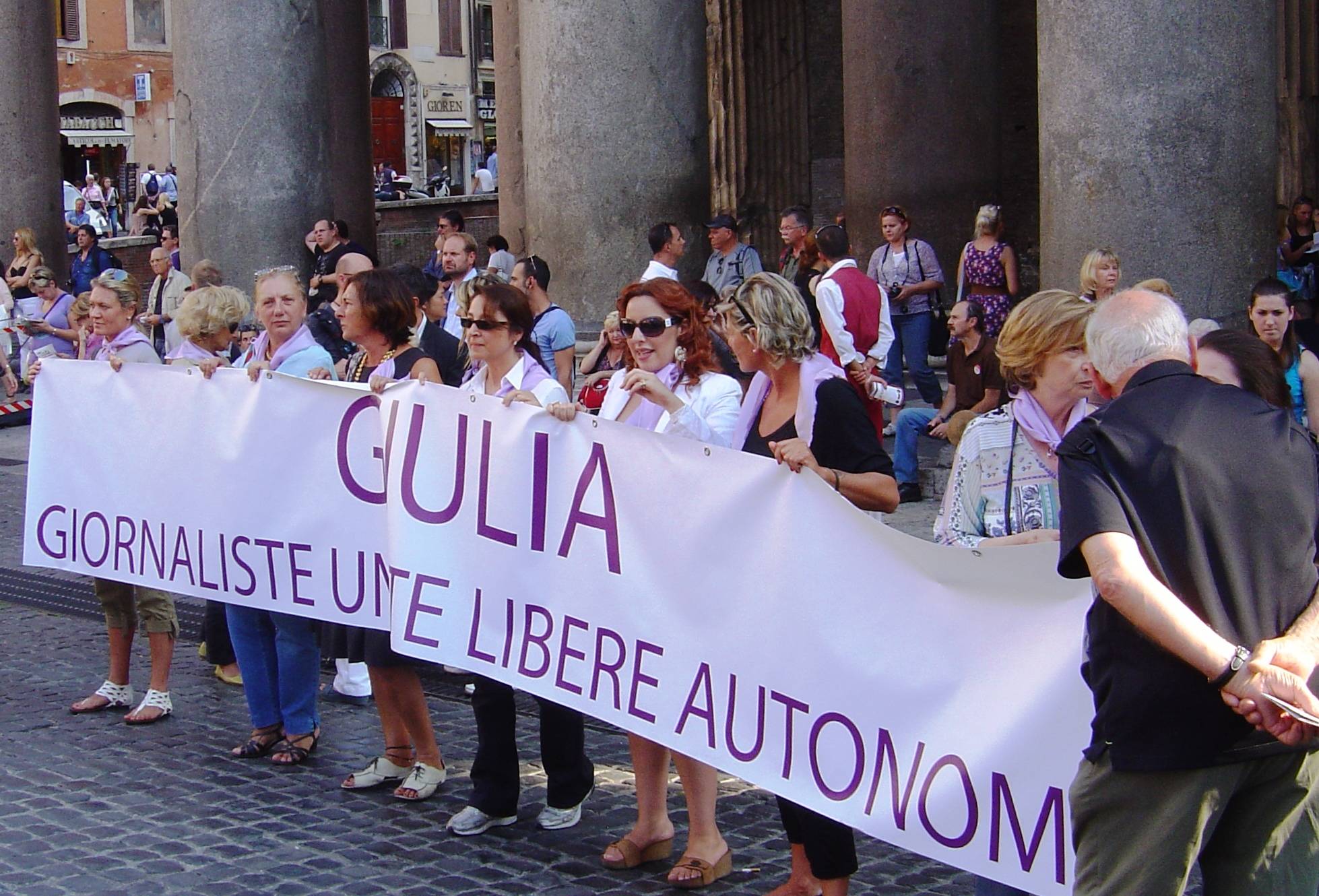 Mobilitazione al Pantheon, 29 settembre 2011. E' nata GIULIA, la rete delle giornaliste che pretendono libertà e dignità nel lavoro