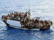 Scialuppa di immigranti nel Mediterraneo