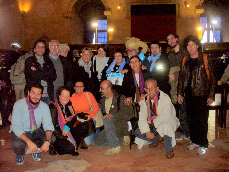 Alex Zanotelli ed una serie di attivisti per l'acqua pubblica nella Sala dei Baroni del Maschio Angioino