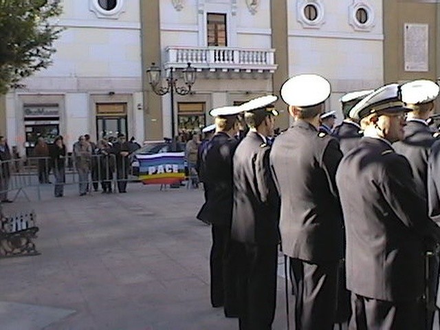 4 novembre 2001 a Taranto, piazza della Vittoria, la bandiera della pace esposta durante la cerimonia ufficiale. Un militare si volta per guardare la bandiera arcobaleno