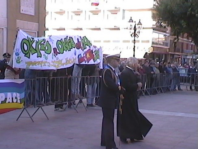 4 novembre 2001 a Taranto, piazza della Vittoria, la bandiera della pace esposta durante la cerimonia ufficiale
