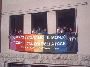 Lo striscione arcobaleno realizzato dagli alunni della Scuola Media di Roccavivara in occasione della marcia Perugia-Assisi dell'ottobre 2001 alla quale partecipò una nutrita delegazione della comunit
