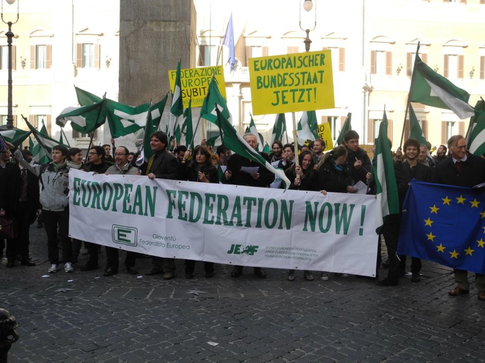 Flash mob della Gioventù federalista europea davanti a Montecitorio per la federazione europea, Roma 14 gennaio 2012