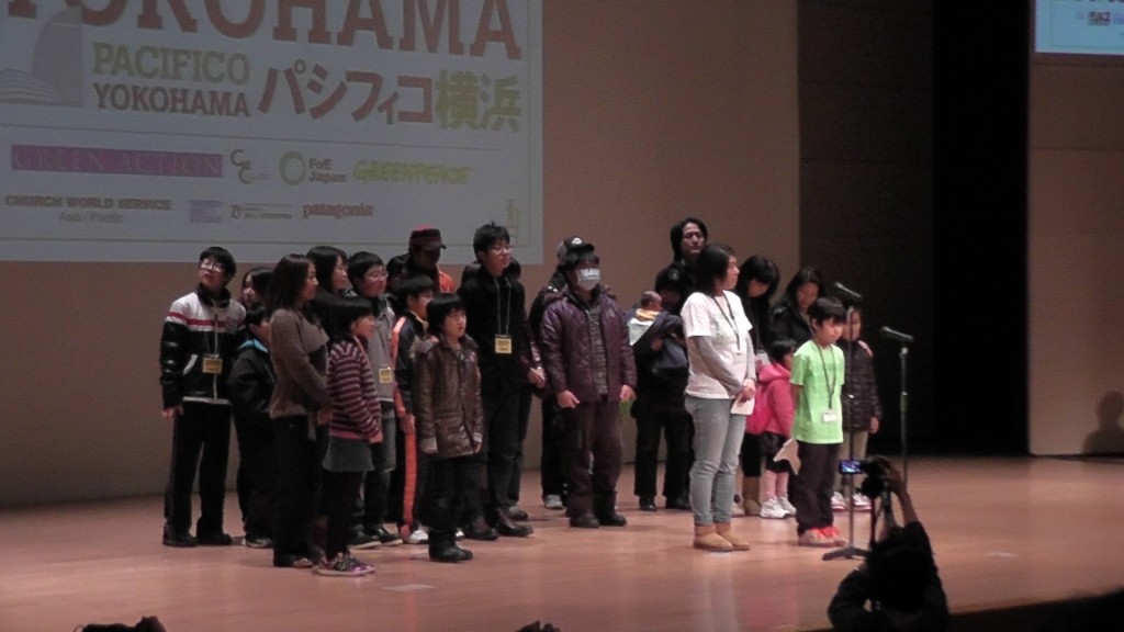 ragazzi di Fukushima sul palco della sessione plenaria di apertura