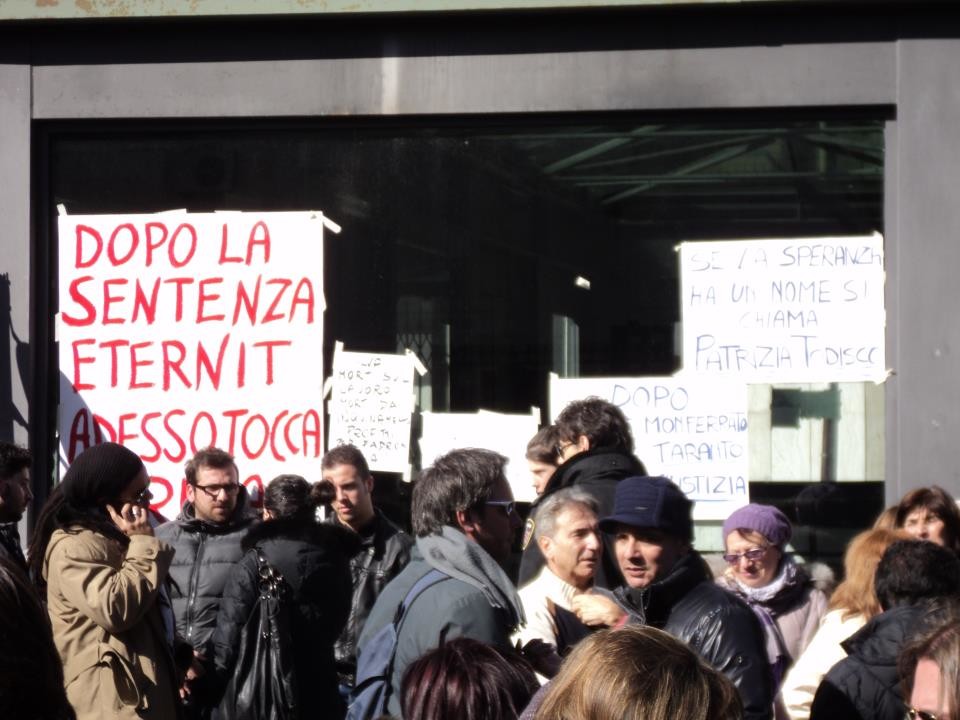 Taranto, 17 febbraio. Cittadini davanti al Tribunale (foto Legamijonici)