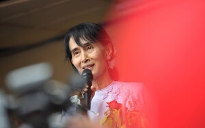 Birmania, la vittoria del dialogo. Il Nobel per la Pace e leader dell'opposizione San Suu Kyi entra trionfalmente in parlamento portando i suoi alla vittoria in 40 seggi su 44 (Sky.it)