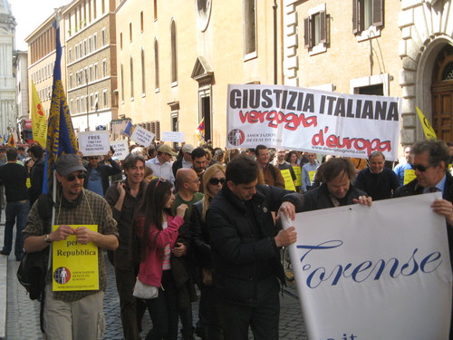 Centinaia di adesioni alla Marcia per l'amnistia e la giustizia (associazioni, direttori di carceri, cappellani, Garanti dei diritti delle persone detenute, sindacati, Amministrazioni e rappresentanti istituzionali, giornalisti, parlamentari -http://www.radicalparty.org/it/promotori-seconda-marcia-amnistia)