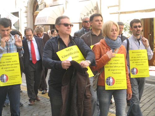 L'associazione "Detenuto ignoto", tra i principali organizzatori della Marcia, denuncia le situazioni più pericolose, quelle in cui la persona detenuta è straniera o non riceve un adeguato sostegno familiare e legale