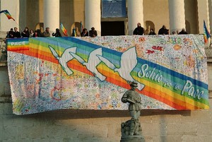 Si è svolta a Schio (vi) sabato 22 febbraio una manifestazione denominata "schio per la pace". Si è messo a disposizione delle persone un grande drappo bianco con al centro un volo di colombe. Chiunqu