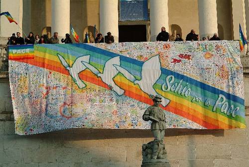 Si è svolta a Schio (vi) sabato 22 febbraio una manifestazione denominata "schio per la pace". Si è messo a disposizione delle persone un grande drappo bianco con al centro un volo di colombe. Chiunqu