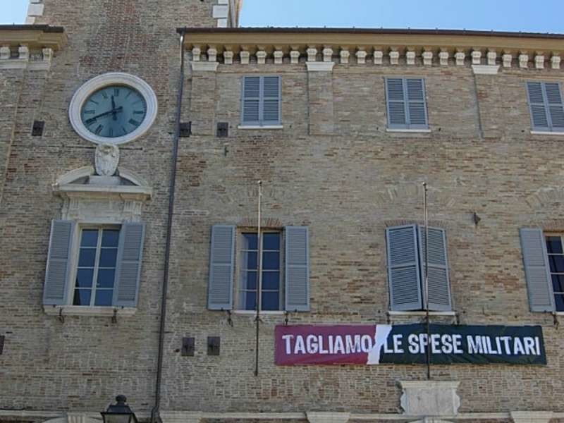 Il palazzo comunale di Senigallia (AN) e lo striscione per ridurre le spese militari