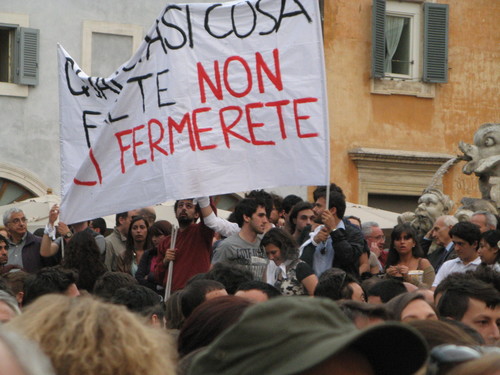 Tre bombole di gas collegate da fili elettrici,all'ingresso della scuola che porta il nome del giudice Francesca Morvillo Falcone, a Brindisi, uccidono una ragazza e feriscono gravemente altre otto studentesse