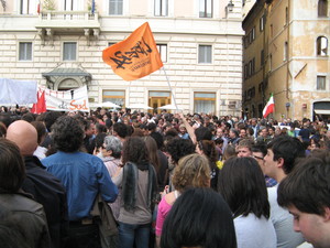 Tantissime persone in piazza del Pantheon per dire no con forza ad ogni terrorismo