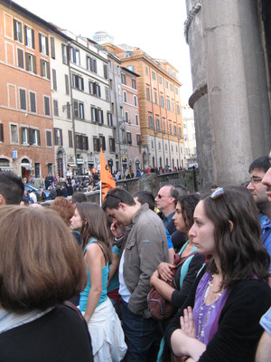 Commozione in piazza del Pantheon per l'attentato di questa mattina a Brindisi, dove è morta la giovanissima Melissa Bassi e sono state ferite altre 8 studentesse della scuola Francesca Morvillo