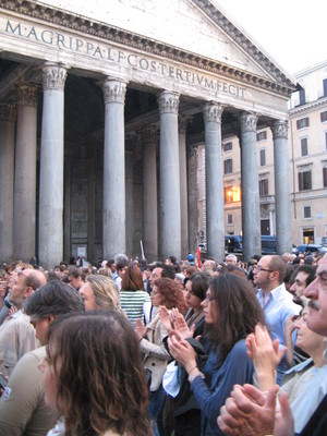Una commossa piazza del Pantheon segue le parole di tanti giovani dal palco e abbraccia la città di Brindisi