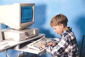 Bambino al computer