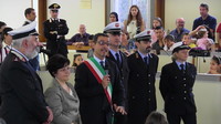 Vengono consegnati gli attestati di merito nella Protezione civile agli agenti di polizia municipale Marta Benni, Luigi Rossi e Francesco Ferri