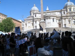 Dopo tante manifestazioni a Montichiari - davanti a Green Hill, allevamento di circa 2500 beagle destinati alla sperimentazione - ora sono in tanti a Roma (nella foto, passaggio del corteo davanti alla Basilica di Santa Maria Maggiore)