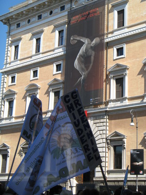 Il discobolo di Mirone (simbolo del Museo nazionale di Roma) e un motto che si concilia bene con la manifestazione: "non si vive, se manca uno slancio ideale"