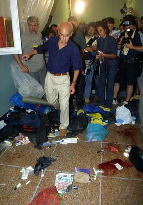 Scuola Diaz, dopo l'irruzione della polizia la notte del 21 luglio 2001 (a Genova era in corso il G8). A momenti (prevista per il 5 luglio) la sentenza definitiva che riguarda la posizione di 27 funzionari ed agenti, già condannati in grado d'appello - Foto Ansa