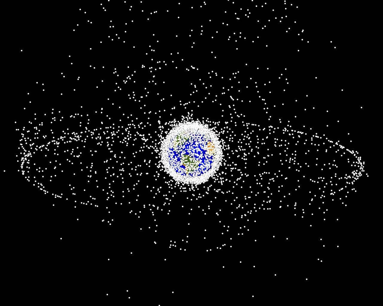 Quest'immagine è elaborata al computer e mostra circa il 95% degli oggetti orbitanti attorno alla Terra, attualmente monitorati. Per la maggior parte si tratta di satelliti in disuso. I punti rappresentano la posizione di ciascun elemento e sono volutamente amplificati per renderli visibili.