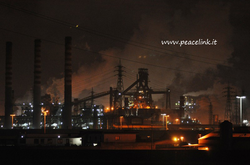 foto notturna dell'acciaieria2 dell'Ilva di Taranto scattata il 24 febbraio 2013