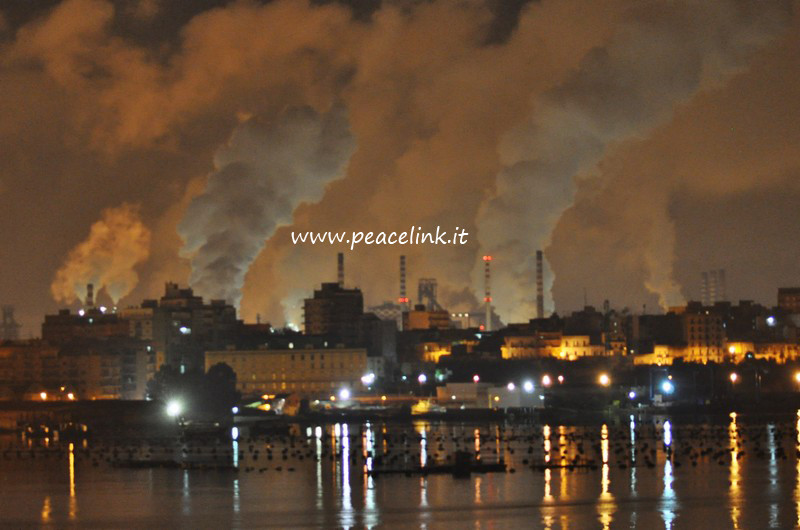 foto notturna dello stabilimento Ilva di Taranto scattata il 22.2.13