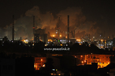foto notturna dello stabilimento Ilva di Taranto scattata dal quartiere Tamburi il 24.2.13