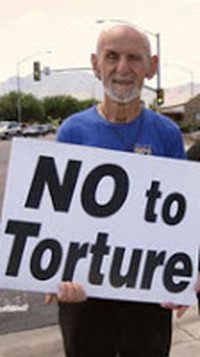 louie vitale protesta contro la tortura