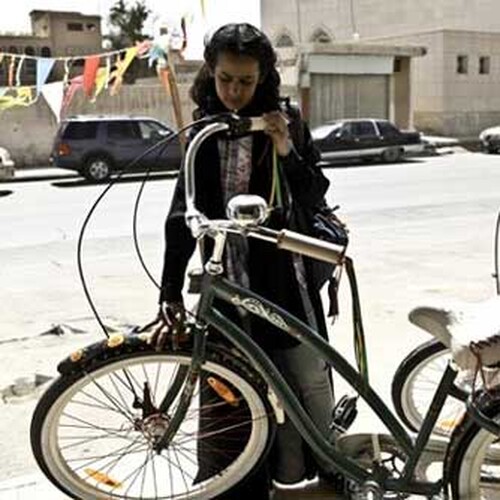 Otto marzo. Diritti negati in molte nazioni del mondo. Per le donne egiziane Amnesty International lancia una petizione (clicca su queste parole per firmarla). La foto di copertina è tratta dal film "La bicicletta verde" che racconta la storia di Wadjda, una ragazzina di dieci anni che vive in un sobborgo di Riyadh, la capitale dell’Arabia Saudita. Wadjda desidera una bici disperatamente ma sua madre non vuole, poiché teme le ripercussioni di una società che considera le biciclette un pericolo per la virtù delle ragazze. In Arabia Saudita alle donne è infatti vietato andare in bicicletta e anche guidare l'auto.