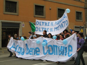24 marzo Giornata mondiale dell'acqua. Immagini da una delle tante manifestazioni di questi anni per difendere l'acqua dalla privatizzazione (firmiamo la petizione europea)