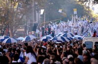 Plaza de Mayo piena di gente per la Giornata della Memoria
