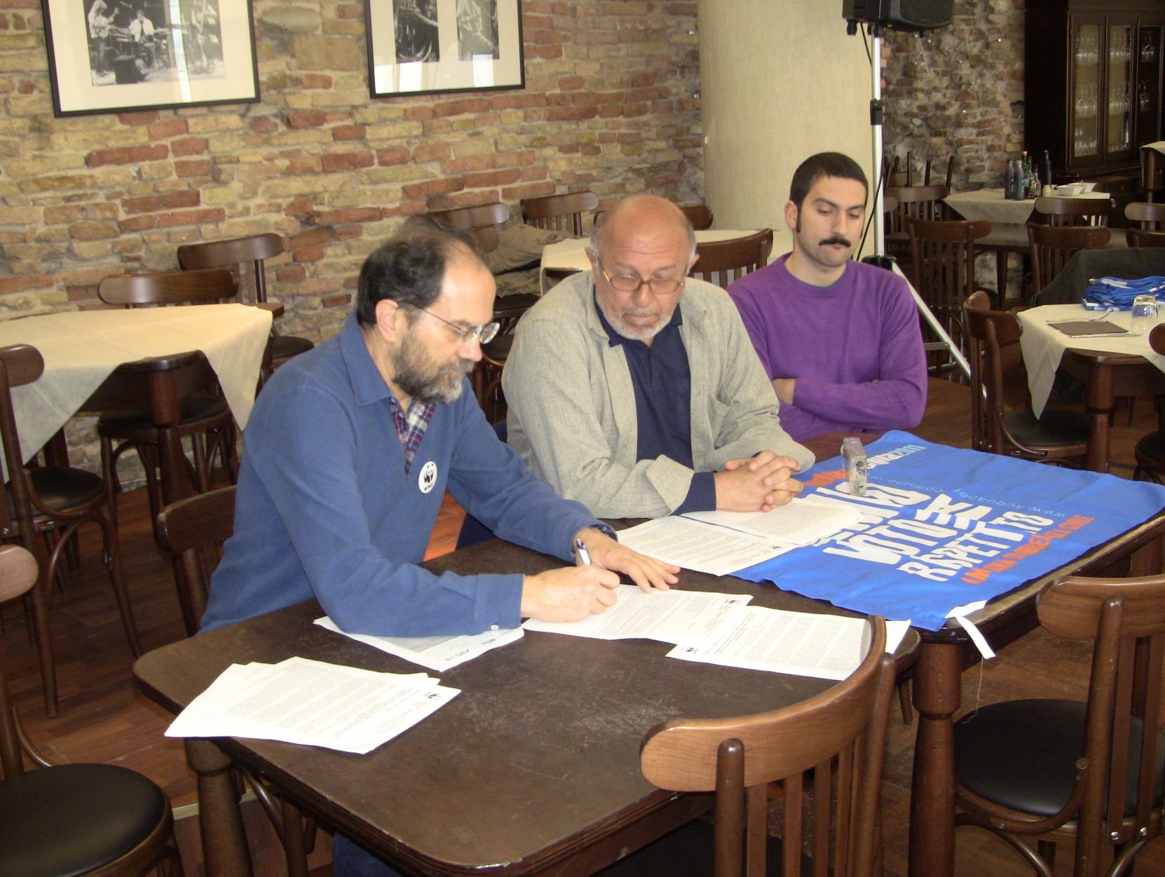 Il Presidente del WWF Abruzzo Luciano Di Tizio e il Portavoce del Forum Acqua Renato Di Nicola firmano l'esposto davanti ai giornalisti