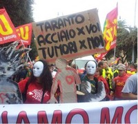 Taranto, diecimila al corteo contro l’Ilva: “Istituzioni assenti perché complici”