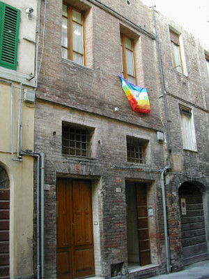 La bandiera di Simona e Guido nel centro storico a Siena