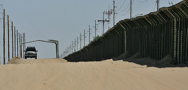 Il calore si alza mentre una guarda di confine si ferma in un punto di osservazione nei pressi del confine fra San Luis in Arizona e San Luis in Messico.