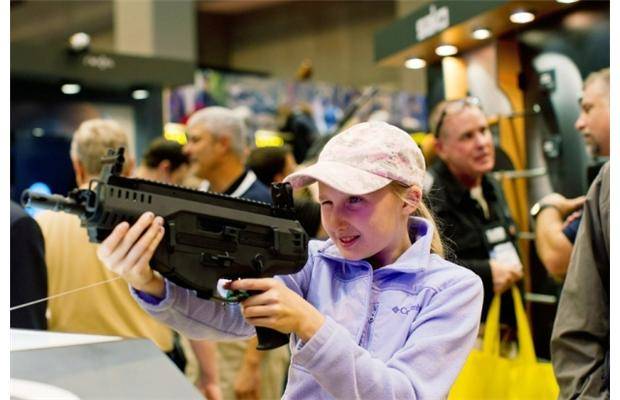 Una bambina impugna un Beretta ARX 160 alla Mostra della NRA - Foto: W. Curtis - GETPICS