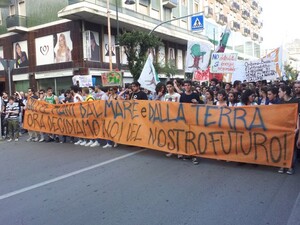 13 aprile 2013. Tanti giovani a Pescara per proteggere l'Adriatico e le coste dalle trivellazioni 